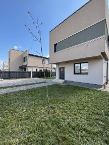 Casa cu etaj in cartier rezidential zona metro-magnolia