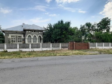 Vând casa și teren
