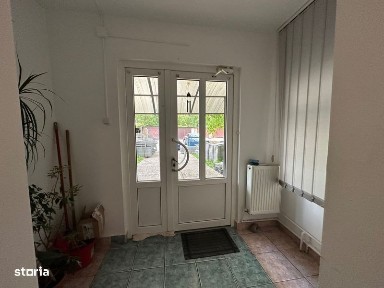 Vând apartament cu 3 camere amenajat ca spatiu comercial în Gh.Lazãr