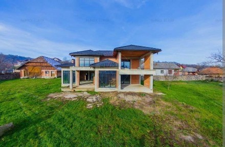 Casa de vânzare cu 20 arii teren Gardani la 28km de Baia Mare