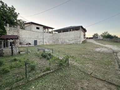 Proiect format din 3 case*2 curti*3 intrari*teren 1800 mp*Hunedoara!