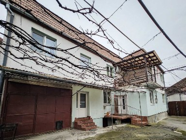 Vand/Schimb Casa zona centrala, 2 apartamente separate, garaj, curte