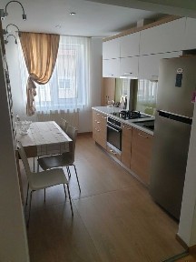 Inchiriez apartament cu 3 camere, zona centrala