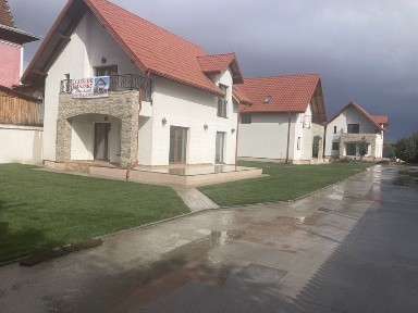 Complex de 5 case central langa primarie Magurele sau schimb.