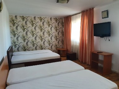 Închiriez camere la villă.