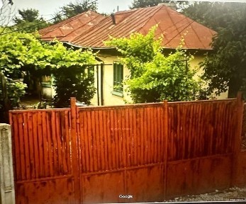 Casa si teren de vanzare (acces la doua strazi, strazi principale)