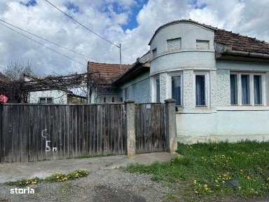 Casa veche din caramida + teren 930 mp