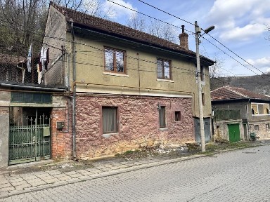 Resita, casa cu 7 camere si garaj, aproape de Centru si stadion