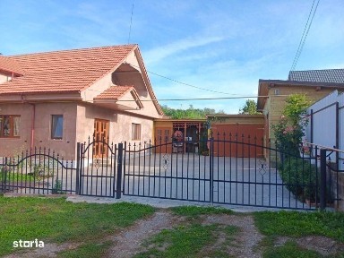 Casa cu mansarda in moinesti la cheie