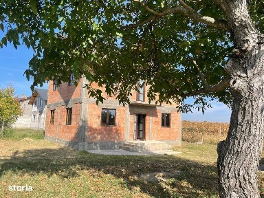 Lipanesti (Central)vila la rosu de vanzare