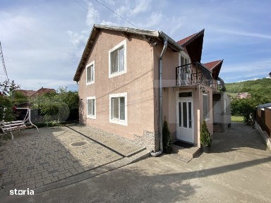 Casa compusa din 2 corpuri, 6 camere, 500 mp teren, Chinteni