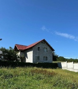 Vand casa cu mansarda