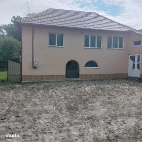 Vand casa la poale de munte