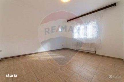 Apartament la de inchiriat la casa, spațios, nemobilat- zonă centrală