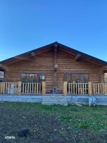 Cabana din lemn in zona padure