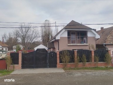 Vand casa cu mansarda