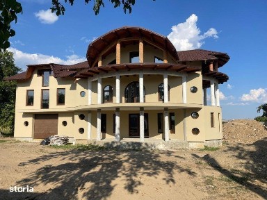 Casa cu 10 camere, 550 mp utili, 10.000 mp teren, Zvoristea, Suceava