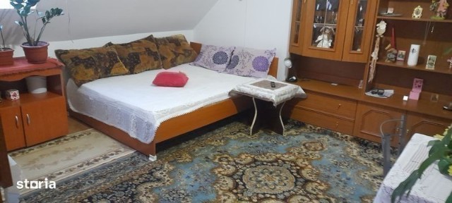 Închiriez o camera la o femeie pe termen lung