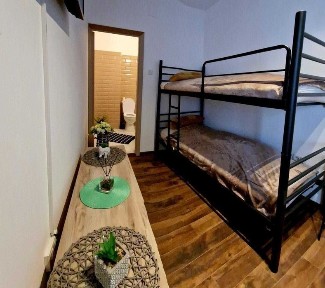 Casa, locuinte de inchiriat pentru muncitori si familii asiatici.