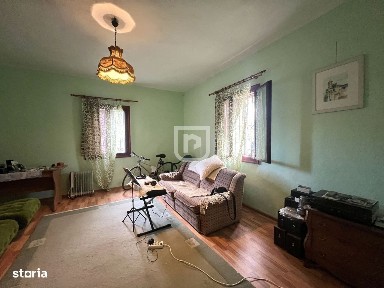 Casa traditional bucovineana la poalele muntilor Bucovinei