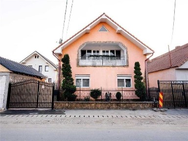 Vand Casa Parter+Etaj cu 5 dormitoare + Hala/Garaj de 200mp in Osorhei