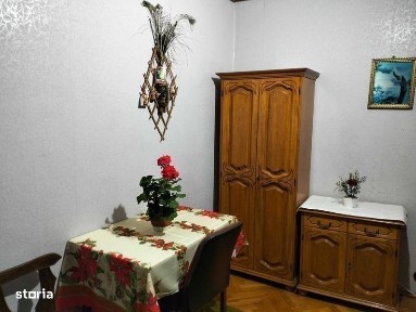 Apartament cu 4 camere de inchiriat o camera cu gazda