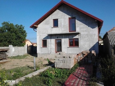 Vand casa cu mansarda plus 5 ari de teren
