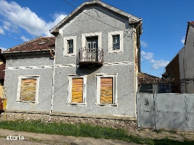 Vand casa mare din caramida, in Parneava.st.1.200 mp,P+1,+ anexe mari