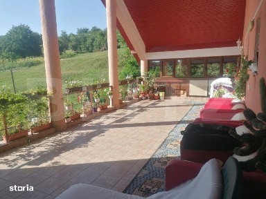 Casa cu arhitectura deosebita, iaz, panouri solare, 370mp, zona Adanca