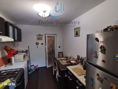 Apartament P+1, 4 camere, 2 bai, 3 balcoane, Zona Centrala Piatra Ne