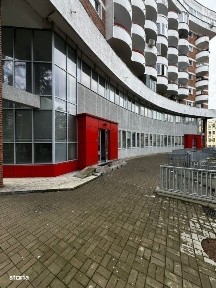 Spatiu comercial pe 2 nivele 700mp cu 20 incaperi si 10 bai pretabil c
