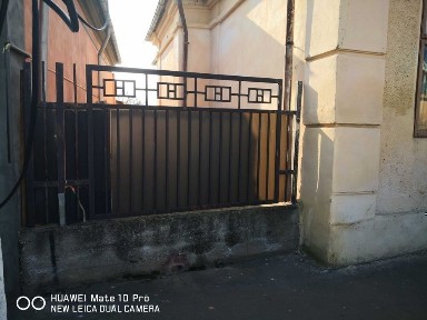De vanzare (de inchiriat), in zona centrala, casa cu curte de 1100mp