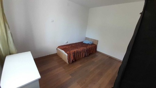 Inchiriez casa curte