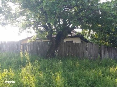 Vand casa batraneasca cu teren intravilan pentru constructie