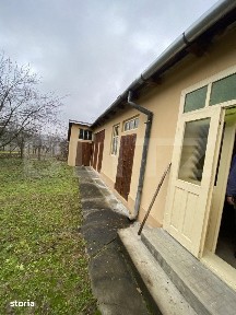 Casa cu anexe si 40 ari de gradina