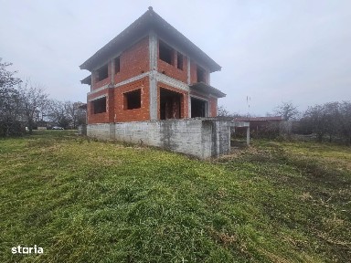 De vânzare - Casă în roșu, situată central în Roșiori