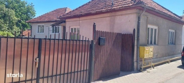 Casa de vanzare in centrul orasului Hateg, strada Floriilor nr.15
