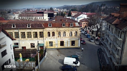 Pensiune de vânzare în Curtea de Argeș, piața centrală.
