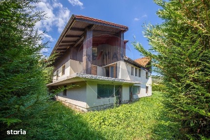 Casă / Vilă cu 8 camere / 7 bai de vânzare, Moieciu de Jos