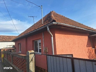 Casă în Teiuş, 124 mp, 1.172 mp teren, toate utilităţile.