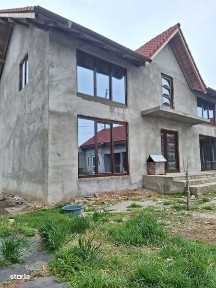 Casa de vanzare, 200mp, 3 Dormitoare, 4 bai, bucatarie + 900mp teren