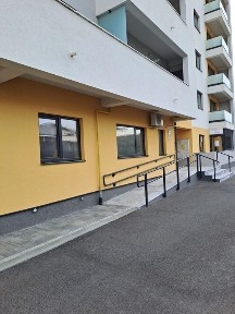 Inchiriez apartament la parter pt diverse activitati