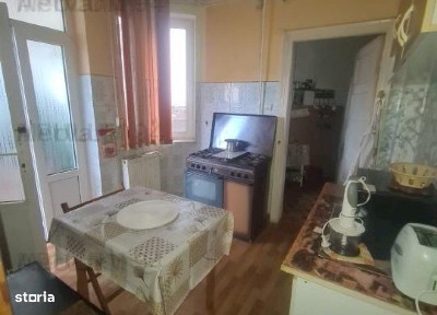 Apartament cu 3 camere de vânzare în Câmpina