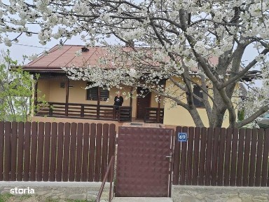 Vand casa de locuit si 1 ha padure foioase.