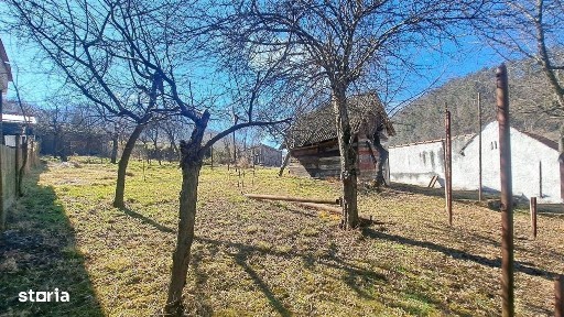 CASA CU TEREN GENEROS si acces pe doua fronturi