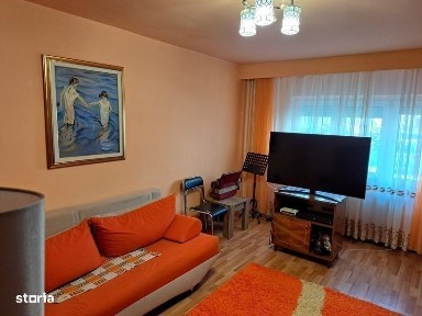 Vând apartament parter cu balcon extins