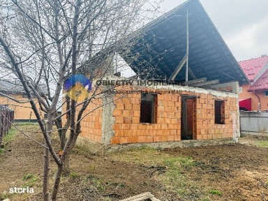 Casa la rosu-constructie solida din caramida - Dumbrava Rosie