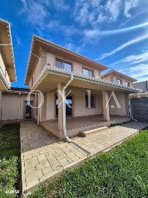 AX929 Giroc, Finisaje Premium, 1/2 Duplex Unit Prin Garaj
