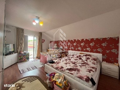 Jumatate de duplex cu 4 camere si 2 bai, decomandat situat in Utvin