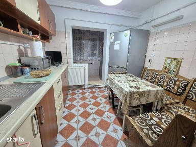 Apartament 3 camere, DECOMANDAT, 70 mp, etaj 2/4, Nicolina